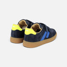 Baskets Shoo Pom Yuzu en velours bleu marine avec détails jaune fluo, double scratch et semelle en gomme