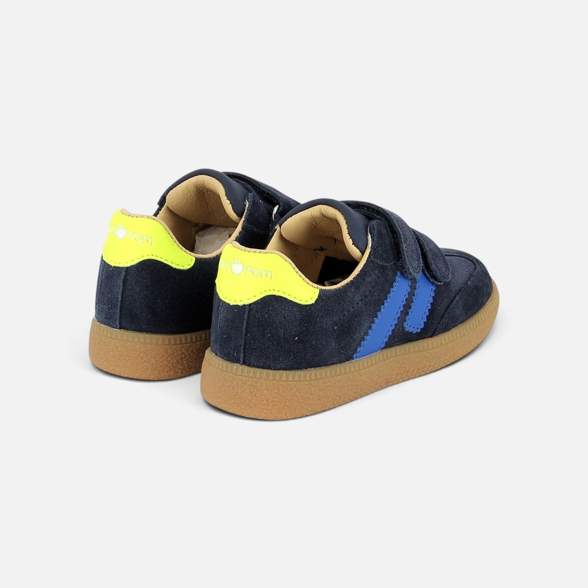 Baskets Shoo Pom Yuzu en velours bleu marine avec détails jaune fluo, double scratch et semelle en gomme